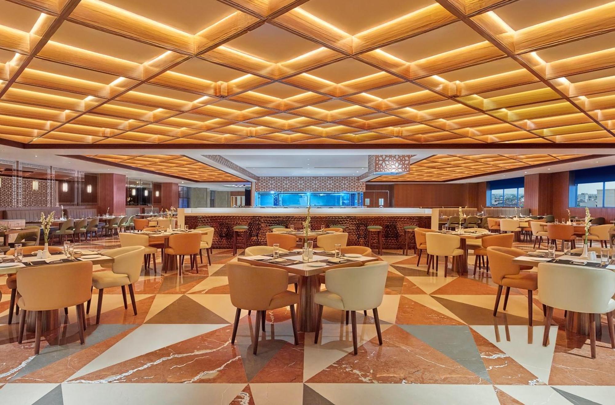 Doubletree By Hilton Варанаси Экстерьер фото